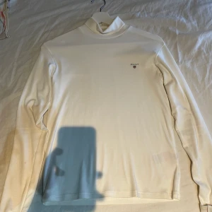 Gant polo tröja kids  - Gant polo tröja färg vit skick 9/10 köpt på kidsbrandstore för 600kr mitt pris 300kr storlek 152cm