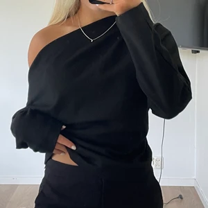 Svart tröja  - Tröja från bubbleroom, endast använd en gång, köparen står för frakten på 49kr🤍