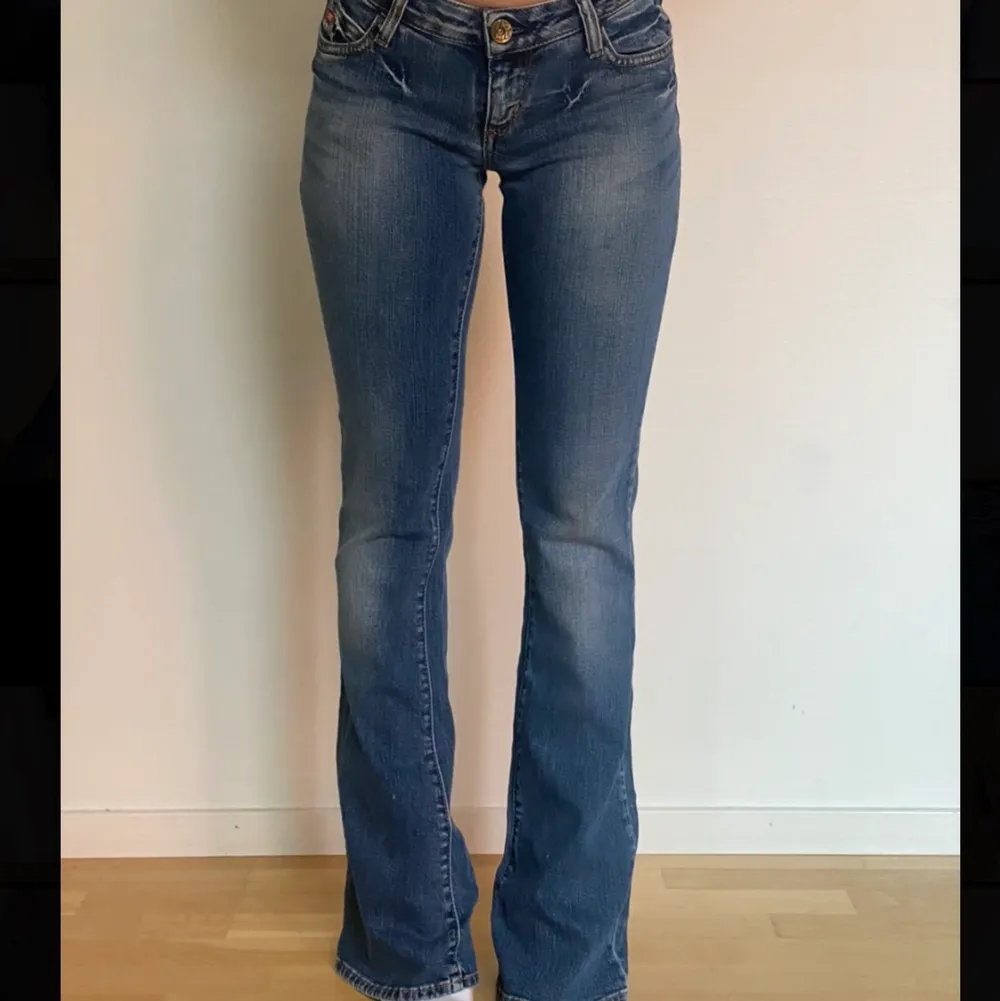 Sjukt snygga vintage miss Sixty i superbra skick. Innermått 84cm . Jeans & Byxor.