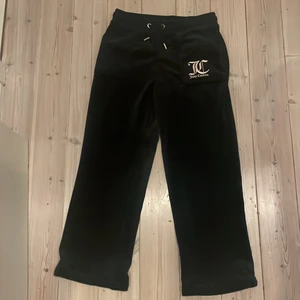 Juicy Byxor till salu - Säljer ett par mörkblåa juicy byxor(ser svarta ut) storlek 164/166 har nämligen sytt upp de men vi kan sy ner de så de blir längre igen. 