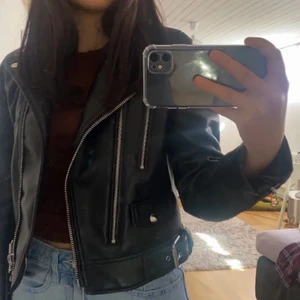 Skinnjacka - Säljer denna as balla skinnjackan som kommer tyvärr inte till användning, den är i väldigt bra skick och är köpt av en annan säljare här på Plick. Hör av er för mer bilder osv! ( lånad bild ) 