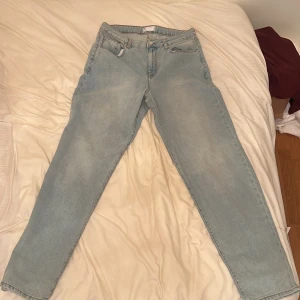 Helt nya ASOS baggy Jeans strl W33 L34 - Byxorna är helt nya, har aldrig använt dem. Byxorna är för stora för mig därför jag vill sälja dem 