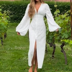 Adoore klänning  - Adoore klänning i nyskick endast använd i några timmar. Storlek 34