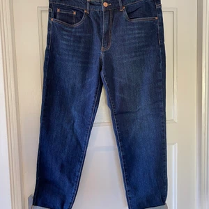 Jeans  - Klassiska blåjeans i boyfriend-modell. Aldrig använda, endast tvättade.  Små i storlek, är 44 men är mer som en 42.