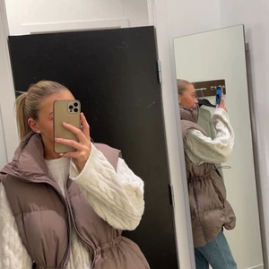 Brun väst H&M - Helt oanvänd väst ifrån H&M säljer då den Nt kommer till användning 