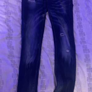 Jättefina och sköna dsquared jeans. Använda ett flertal gånger då dem är jättesköna. Ser helt nya ut.