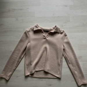 Tröja med krage från Zara  - Beige långärmad tröja med knappar och krage! Säljer pga att jag aldrig använder den💓 storlek M