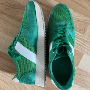 Gröna sneakers  - Gröna sneakers storlek 40.