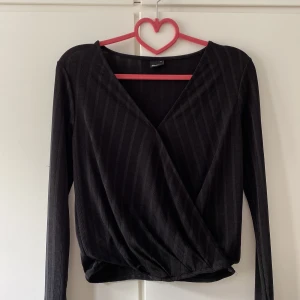 Omlott topp - Fin svart omlott-topp från Gina 🥰