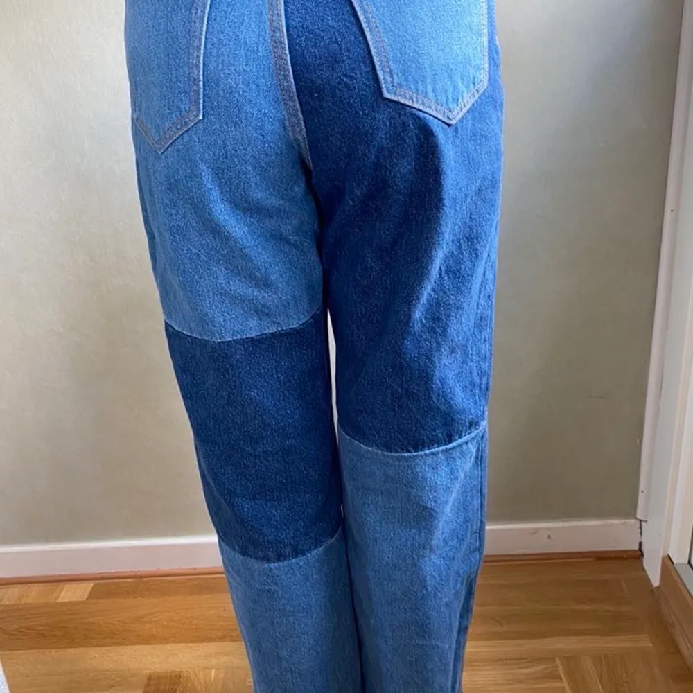 Oanvända lappjeans. Nypris 350kr och tvättas innan jag skickar💗 Storleken är barnstorlek men passar mig som har 32 i jeans.. Jeans & Byxor.