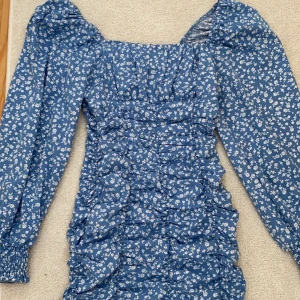 Klänning  - Säljer en söt sommarklänning från shein. Använd 1 gång bara så den är i nyskick. Säljer då den inte kommer till användning. Klänningen är i storlek S och jag säljer den för 80kr + frakt.