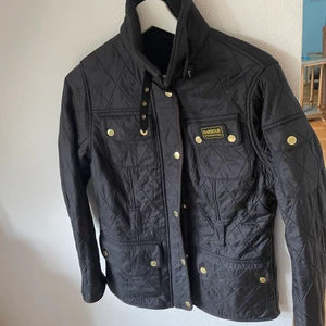 En barbour jacka - Nästa helt oanvänd men saknar bälste