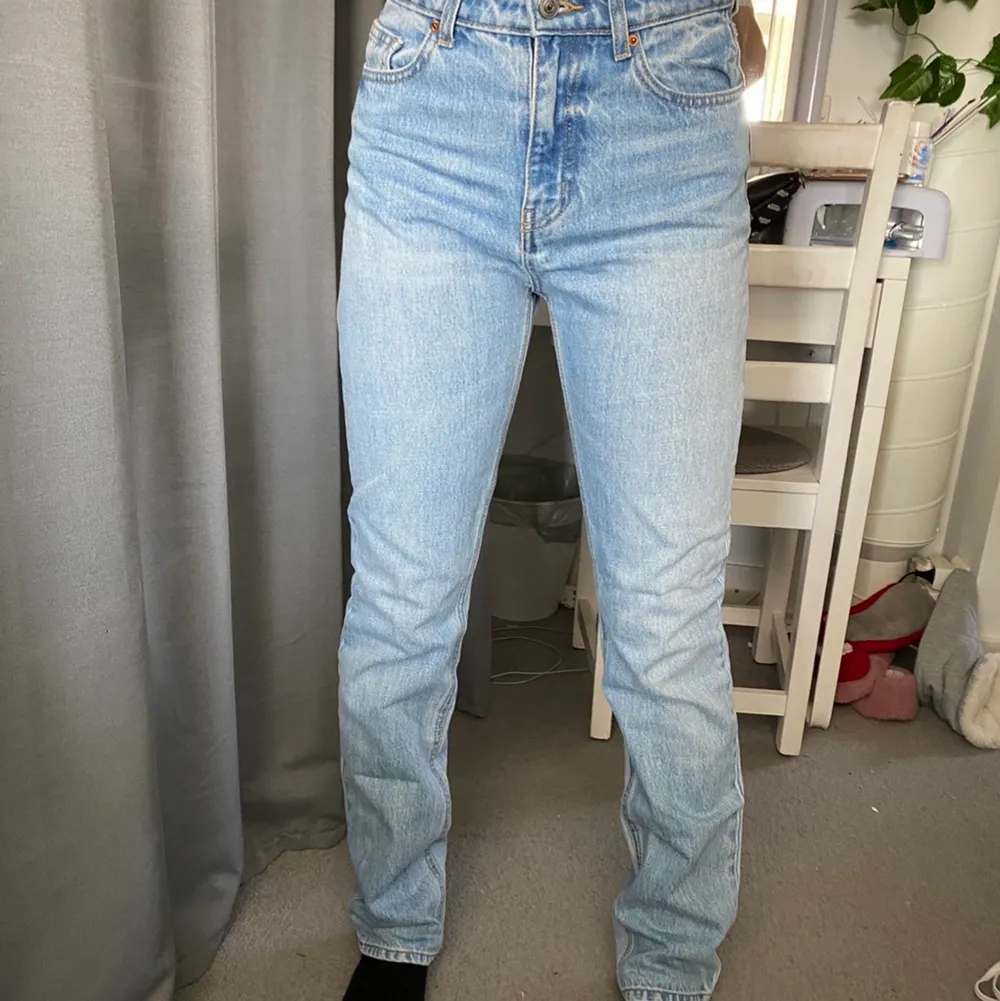 Säljer dessa jeansen från hm! Använda 1 gång. Kom privat vid frågor eller intresse . Jeans & Byxor.