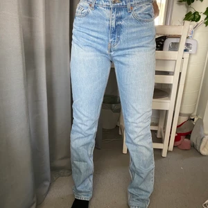 Jeans  - Säljer dessa jeansen från hm! Använda 1 gång. Kom privat vid frågor eller intresse 
