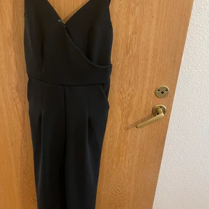 Jumpsuit/byxdress - Byxdress från bikbok, aldrig använt då den var liten på mig. Säljer den för 250kr/ pris kan diskuteras. Hör av vid intresse 