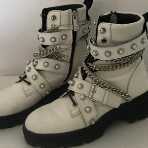 zara boots platform kängor stl. 38 - märke: zara storlek: 38 skick: mycket bra, använda en-två ggr. möts i stockholm eller fraktar 🖤