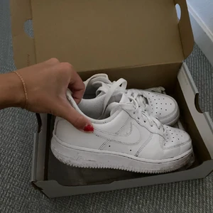 Nike air force 1 - Använda 1 student så de är som nya, tvättar det också innan det säljs
