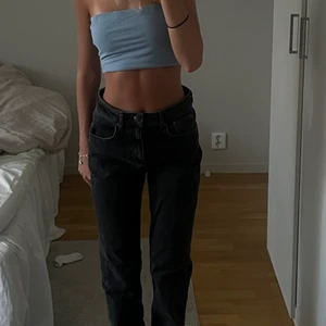 Svarta Jeans NAKD - Ett par svarta jeans från NAKD som endast är använda en gång. Dem är långa på mig som är 174💗 strl 34.