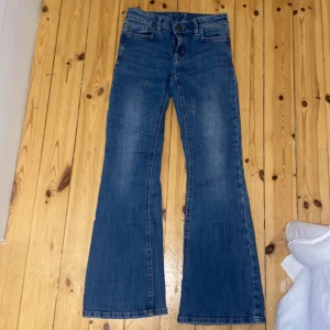 Jeans - Snygga bootcut jeans! Passar nog någon som är 1,51! Vet inte riktigt vart dom kommer ifrån? Skicket är på topp!