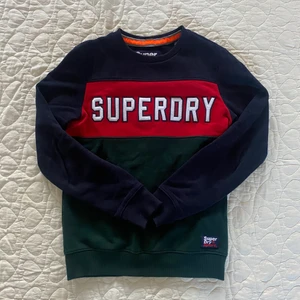 Superdry Tröja M - Säljer min brorsas gamla Superdry tröja som han köpte i fel storlek. Den är i nyskick. Storlek S. Jag tar betalt via Swish och betalar ej för frakten (59kr) Skriv om du vill köpa eller ha fler bilder💞 