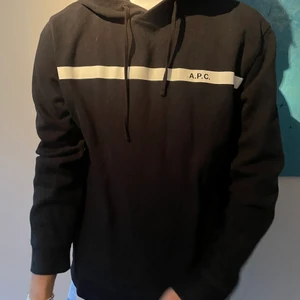A.P.C Hoodie - Köpt i APCs butik i Paris. Storlek L, nypris: 2000kr