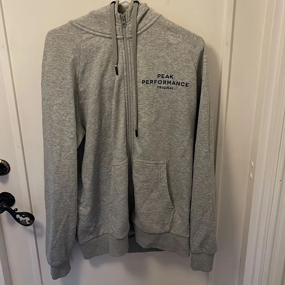 Ziphoodie från Peak performance välanvänd men inga fel. Storlek L men skulle säga att den är L/M. Hoodies.