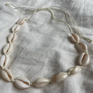 Snäck halsband  - Säljer mitt snäck halsband, har också ett likadant armband, men hittar det inte( om jag hittar det kan men köpa båda för 25kr❤️ bara halsbandet: 15kr bara armbandet 10kr❤️ + frakt 12kr