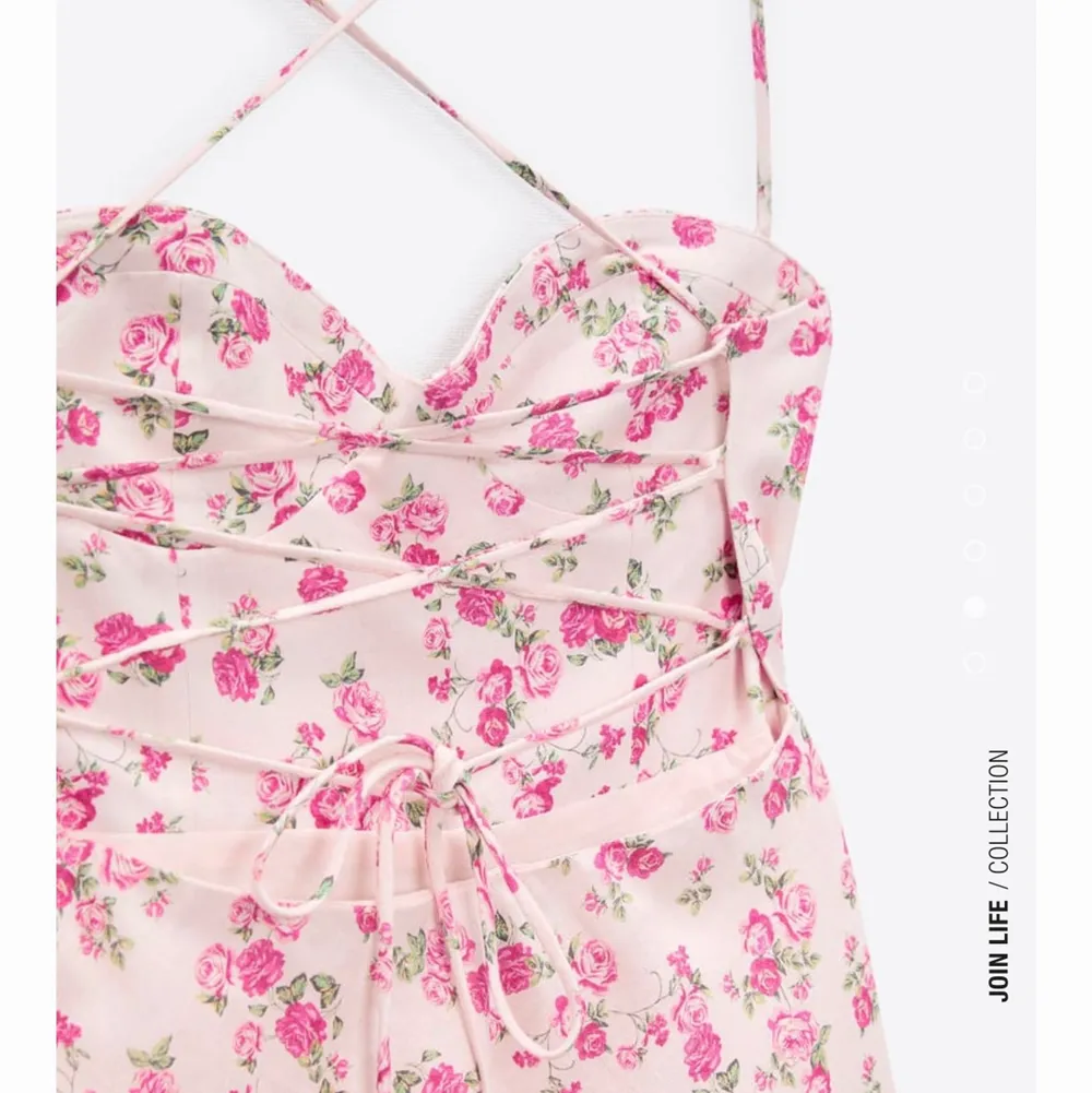 Rosa blommig klänning från zara i storlek xs som är slut på hemsidan. Bara andvänd en gång så är som ny💕 Frakten är inkluderad i priset!. Klänningar.
