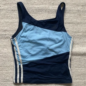 Adidas linne - Ett riktigt snyggt adidas linne! 💙💙 Tyvärr så har texten ramlat av ( se bild) så därav priset!