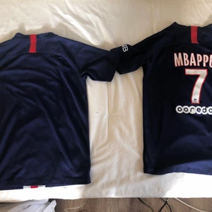PSG Tröjor 20-21 säsong - Två Psg tröjor  Size: XS på båda tröjorna 300kr för namn (Mbappe) 250kr för utan namn. Oslitna bra skick. Originellt köpta från PSG shop.