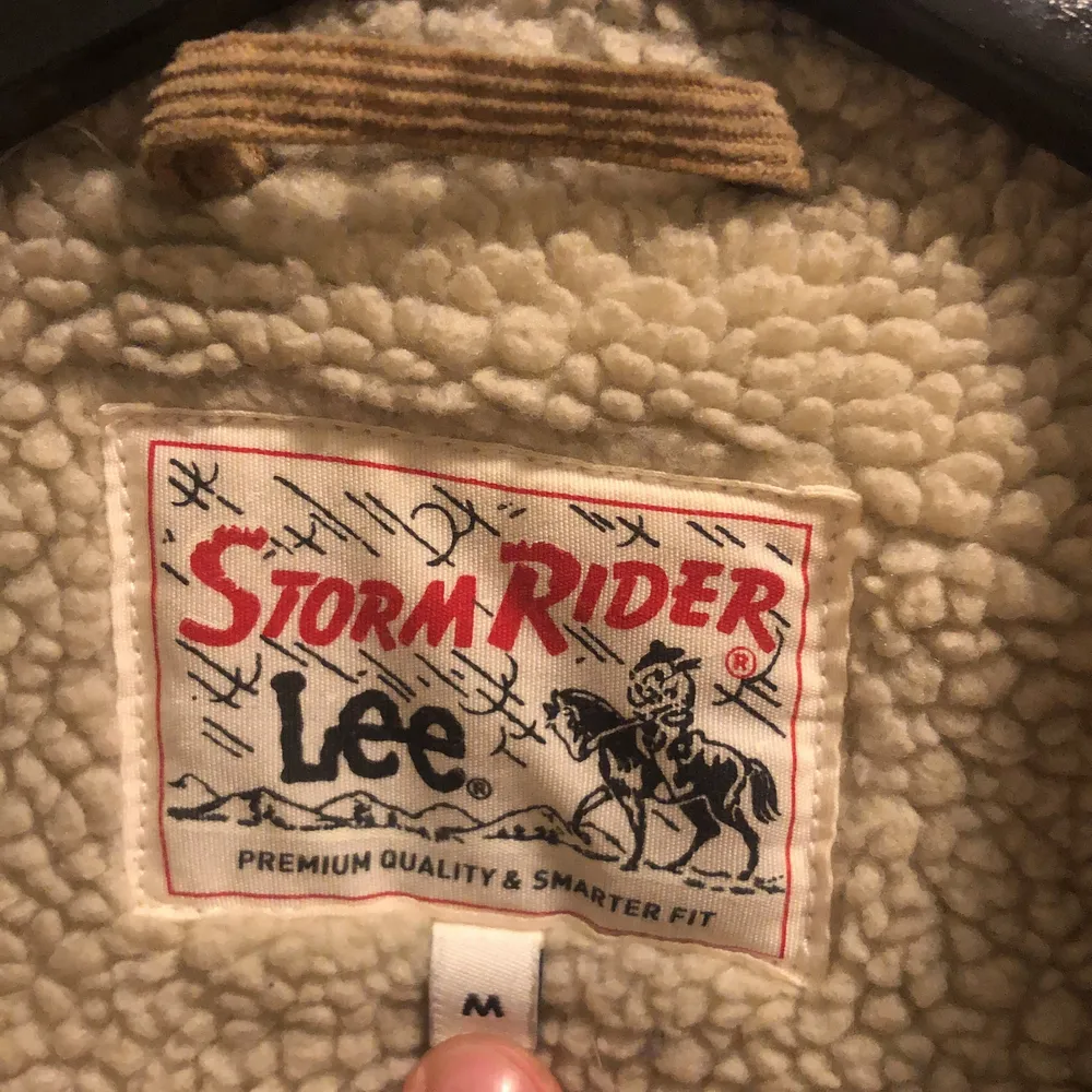 Vintage Lee jeans corduroy Storm rider jacket with little to no flaws. Perfect to have a ready for early autumn. Eny other questions feel free to dm. Jackor.