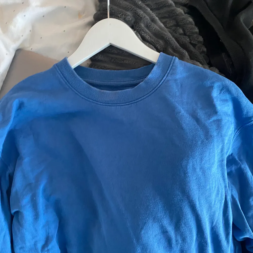 Urtvättad marinblå sweatshirt från Cubus, strl M. Billigare frakt finns! 💗. Tröjor & Koftor.