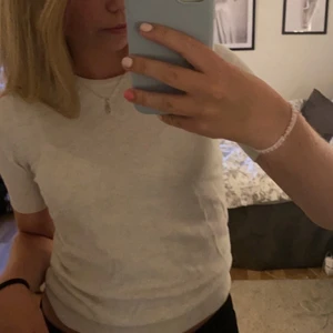 Stickad t-shirt  - Säljer min beiga finstickade tröja ifrån hm då den inte kommer till användning. Säljs inte längre på hm så vet inte vad nypriset är tyvärr💞 (frakten är 51kr) du 