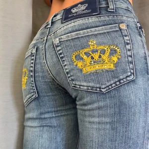 Victoria Beckham jeans - Victoriabeckham jeans i bootcut modell🤍 har sprättat ner så de passar mig som är 168 men går enkelt att sy upp🤍 säljer endast för ett bra bud! Midjemått:38 tvärsöver, innerbenslängd:ca 78 (Säljer många fler lowwaist jeans) direktpris:700+frakt