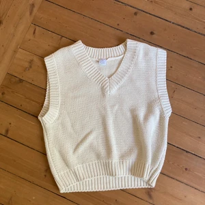 Vit stickad väst - Säljer denna vita stickade väst, köpt från lindex och använd cirka 10 gånger Är du intresserad eller har några frågor kontakta mig privat 💕