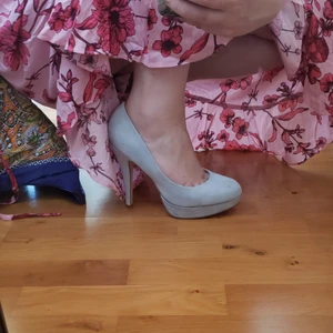 Ljusblå högklackade skor (strl38) - Ljusblåa fina högklackade skor. Från ellos. Storlek 38. Använda 1 gång. Perfekta för sommaren. Lite skitig på nått ställe men ingen som syns så mycket. 