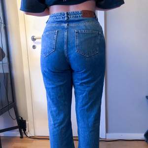 Snygga jeans från NA-KD! - stretchig material - lite utsvängda ben