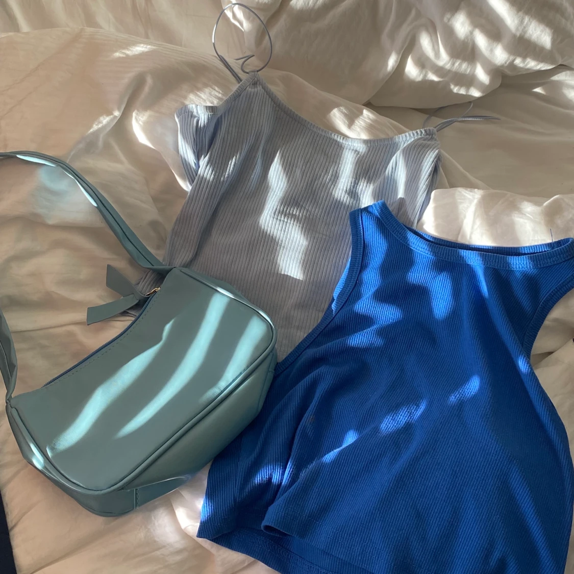 3 toppar + en väska