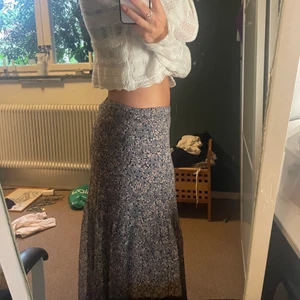 Maxikjol - Superfin maxikjol som går att ha både lågmidjad och höjmidjad. Använd ett fåtal gånger men är i nyskick.   Hör av dig vid intresse! 