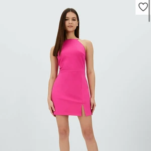 Rosa sommarklänning - Jättefin somrig rosa klänning som sitter väldigt bra och figursytt, använd fåtal gånger så är i bra skick, klänningen kommer från stradivarius💕 köparen står för frakt