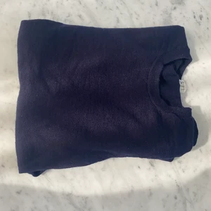 Tröja från Arket - Säljer min stickade tröja ifrån arket. Köpt förra sommaren men använd ca 3 gånger. Är i fint skick. Storlek XS. Säljer för 100kr + frakt😊