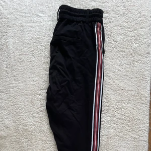 Byxor - Byxor från ONLY. Storlek xs/32. Fint skick. Röda streck på sidorna.