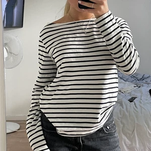 Randig långärmad  - Randig långärmad från h&m, knappt använd, köparen står för frakten på 49kr 