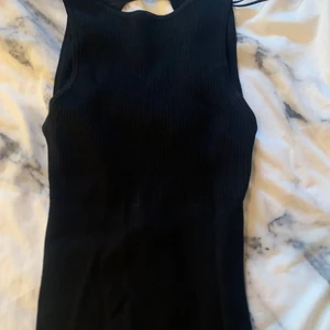 Zara linne - Säljer detta zara linnet med fin öppning i ryggen. Aldrig använd bara testad och därför är lapparna borta. Säljer för att den inte kommit till användning. Strl xs