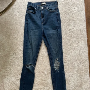 Jeans - Jeans från Gina Tricot med hål i knäna. Storlek xs. Fint skick.