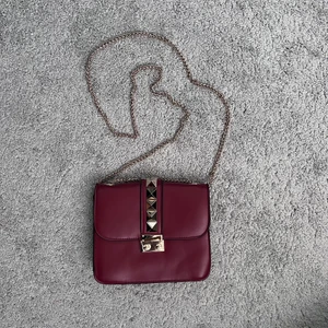 Valentino inspirerad Väska  - Inte äkta men väldigt lik Valentino. Säljer åt en bekant. Kedjan har korvat sig lite men annars i bra skick. Bredd:19 cm Längd: 16cm. Säljs billigt! Köparen står för frakten.