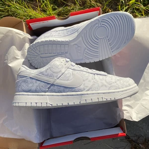 Nike Dunk Low White Paisley - Hej, säljer dessa Nike Dunk Low White Paisley som jag vann på SNKRS appen. Dom är Ds och helt nya. Har kvitto och box. Hör av er vid frågor.