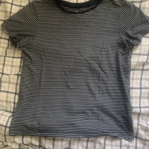 Tröja från hm - Säljer denna fina tröja från hm i barnstorlek men passar mig som har S, jättebra skick. Passar till allt! Du bestämmer spårbar frakt eller inte💓💓