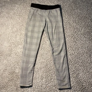 Rand rutiga tajta byxor  - Säljer dessa rand rutiga byxor från H&M. Storleken är 152 men passar både 140 och 134. Väldigt sköna på insidan. Och dem sitter tajt på kroppen 💗. Kontakta vid frågor,och om ni är intresserade 💕👍🏻