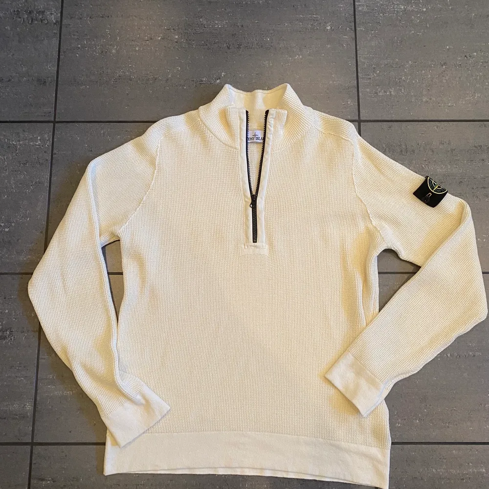 En beige stone island half zip i storlek M. Köpt på ILLUM i Köpenhamn för 3600kr. Ej använd. Kan skicka mer bilder. Köparen står för frakt 📦 . Tröjor & Koftor.